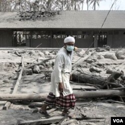 Sebuah gedung sekolah di Cangkringan, Yogyakarta yang porak-poranda dan diselimuti abu tebal (foto dok. 14 November 2010).