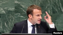 Prezidan Repiblik Fransèz la, Emmanuel Macron, pandnali tap mete mesaj li devan Asanble Jeneral Nasyonzini nan katye jeneral l'ONU nan New York, madi 25 septanm 2018 la.