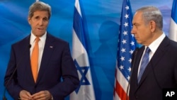 John Kerry, Umushikiranganji wa Departema ya Amerika (m'ububamfu), na Benjamin Netanyahu, Umushikiranganji wa mbere wa Isirayeli (m'uburyo)