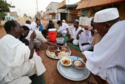 Warga Sudan buka puasa di ibu kota Khartoum, 25 April 2020. di tengah pandemi COVID-19. (Foto: ASHRAF SHAZLY / AFP)