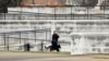 Una mujer policía inspecciona con un perro el exterior del el edificio de Justicia de Jackson, Mississippi, después de una amenaza de bomba el 4 de enero de 2024.