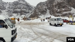 دموسمياتو دمحکمې رپورټ دی چې د بلوچستان په پښتني سيمو زيارت، سنجاوې، خانوزی، مسلم باغ، کاڼ ميترزی، قلعه عبدالله او نورو غرییزو سيمو تر اوسه شاوخوا نيم فټ واورشوې ده اؤ په لورالاي، ژوب، بارکان او نورو سيمو کې باران شوی دی