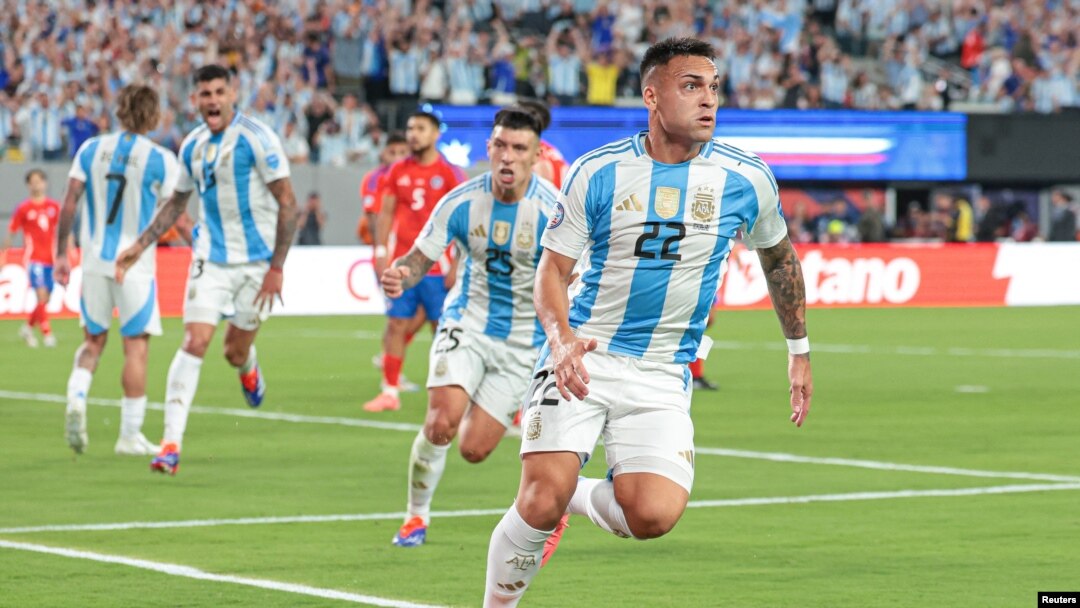 Argentina aseguró su pase a los cuartos de final de la Copa América al vencer 1-0 a Chile con un gol de Lautaro Martínez. 