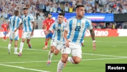 Argentina aseguró su pase a los cuartos de final de la Copa América al vencer 1-0 a Chile con un gol de Lautaro Martínez. 