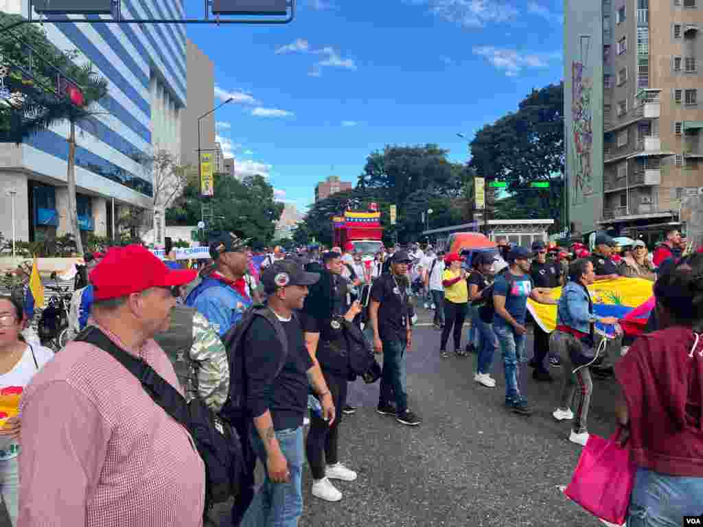 Simpatizantes de Nicolás Maduro marchan mostrando apoyo al gobierno