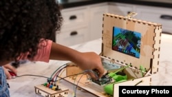 一名儿童在组装Piper公司制作的增强现实技术电脑套件。硅谷的一家中国公司出资帮助了这家公司。（图片由Piper公司提供）