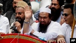 Hafiz Saeed, leader of a Pakistani religious group, center, waves during an anti-Indian rally in Lahore, July 19, 2016. Afghanistan has alleged for the first time that Saeed is overseeing attacks by Islamic State fighters in the war-torn country.