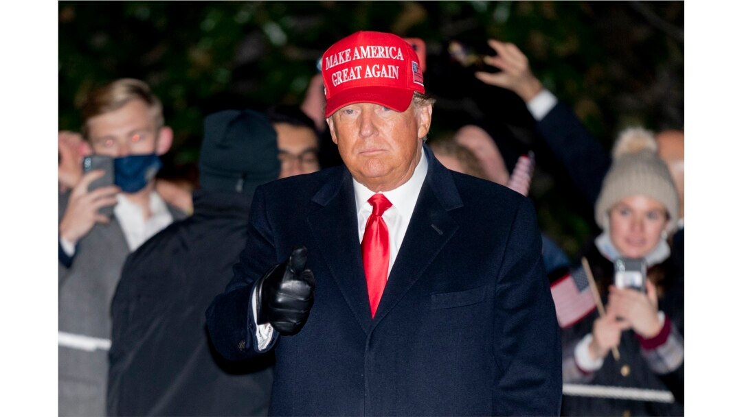 Presiden Donald Trump saat berjalan di South Lawn Gedung Putih di Washington, Selasa, 3 November 2020. (Foto: AP)