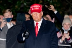 Presiden Donald Trump saat berjalan di South Lawn Gedung Putih di Washington, Selasa, 3 November 2020. (Foto: AP)