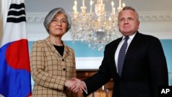 Menteri Luar Negeri Korea Selatan Kang Kyung-wha (kiri) saat bertemu Deputi Menlu AS John Sullivan, di Washington DC, Jumat (16/3).