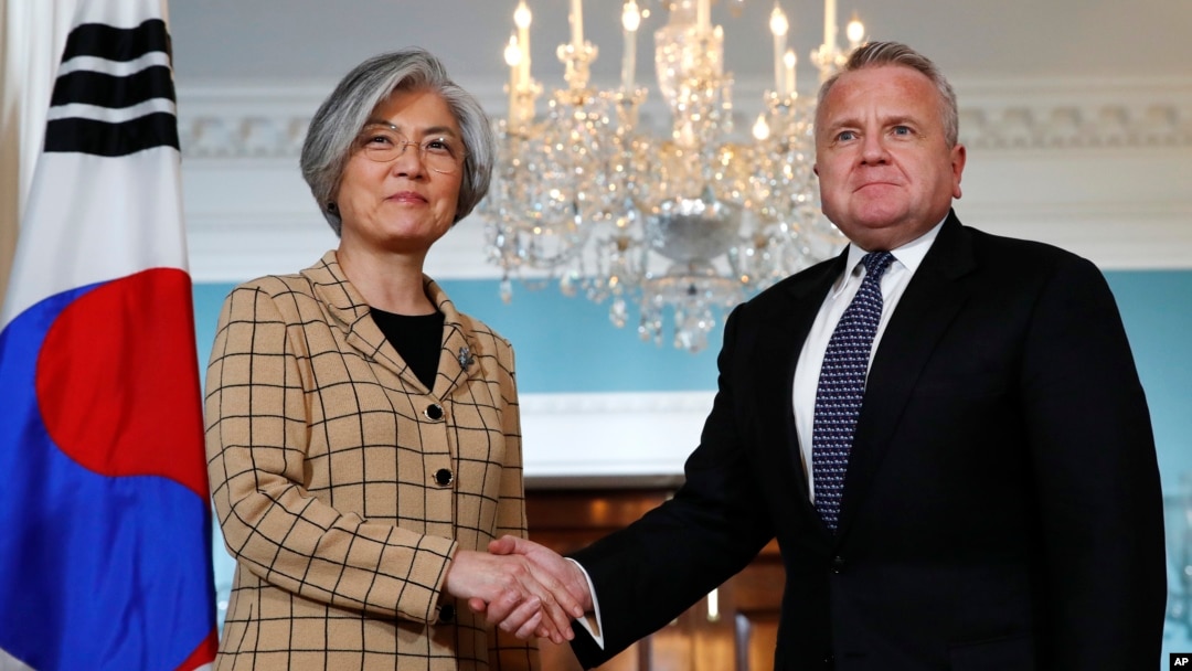 Menteri Luar Negeri Korea Selatan Kang Kyung-wha (kiri) saat bertemu Deputi Menlu AS John Sullivan, di Washington DC, Jumat (16/3).