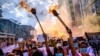 မီးတုတ်တွေကိုင်ဆောင်ပြီး ရန်ကုန်မှာ ဆန္ဒပြခဲ့ကြတဲ့ အမျိုးသမီးများ။ (ဇူလိုင် ၁၄၊ ၂၀၂၁)