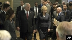 Los actores Christian Bale y Amy Adams en una escena de "Vice", representando al vice presidente Dick Cheney y su esposa Lynne.