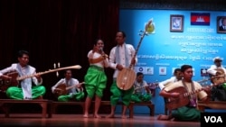 Pech Sarath, founder and a president of Community of Living Chapei, performed Chapei music during the first-ever Chapei Performance Festival at Chaktumuk Theater in Phnom Penh, Cambodia, Sunday, April 3, 2016. (Leng Len/VOA Khmer) 