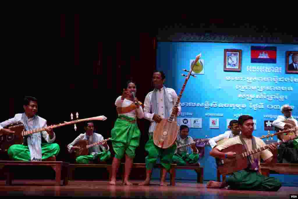 លោកពេជ សារ៉ាត ស្ថាបនិក និងប្រធានដឹកនាំសហគមន៍ចាប៉ីអមតៈ ដែលជាក្រុមអ្នករៀបចំមួយក្នុងចំណោមអ្នករៀបចំទាំងអស់សម្ដែងជាមួយនឹងសិល្បៈករផ្សេងទៀតដោយមានតន្រ្តីចាប៉ីកំដរនៅក្នុងមហោស្រពចាប៉ីលើកទីមួយនៅសាលមហោស្រពចតុមុខនៃរាជធានីភ្នំពេញកាលពី ថ្ងៃអាទិត្យទី០៣មេសានេះ។(ឡេង ឡែន/VOA) 