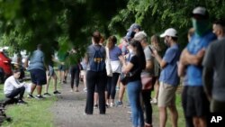 Votantes hacen fila para votar en las elecciones primarias en Park Tavern, Atlanta, en el estado de Georgia, EE.UU., el martes, 9 de junio de 2020.