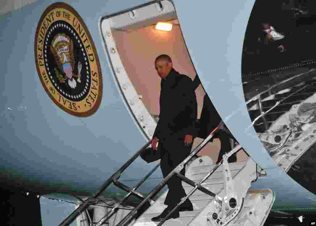 Predsednik Barck Obama silazi iz predsedničkog aviona Er fors jedan po dolasku na međunarodni aerodrom u Čikagu. 10.01.2017.