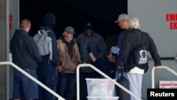 Para tunawisma tiba di gedung konvensi di pusat kota San Diego, California, yang diubah menjadi hunian sementara para tuna wisma di tengah wabah virus corona, 1 April 2020. (Foto: Reuters)