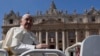 El Papa Francisco sale al final de la misa del Domingo de Ramos en la Plaza de San Pedro en el Vaticano, el domingo 24 de marzo de 2024.