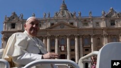 El Papa Francisco sale al final de la misa del Domingo de Ramos en la Plaza de San Pedro en el Vaticano, el domingo 24 de marzo de 2024.