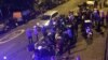 حضور ماموران اورژانس و پلیس لندن در محلی که یکی از اسیدپاشی های پنجشنبه شب در پایتخت بریتانیا رخ داده است.