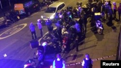 Polisi mengamankan lokasi terjadinya serangan air cuka di Queensbridge Road, London, Kamis malam (13/7).