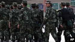 Cảnh sát đi canh phòng trong vùng của người sắc tộc Uighur ở Kashgar, thuộc tỉnh Tân Cương