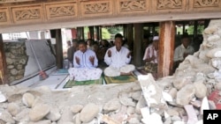 Những người sống sót sau trận động đất cầu nguyện tại một nhà thờ Hồi giáo bị hư hỏng nặng thuộc tỉnh Aceh, Indonesia, ngày 9 tháng 12 năm 2016.