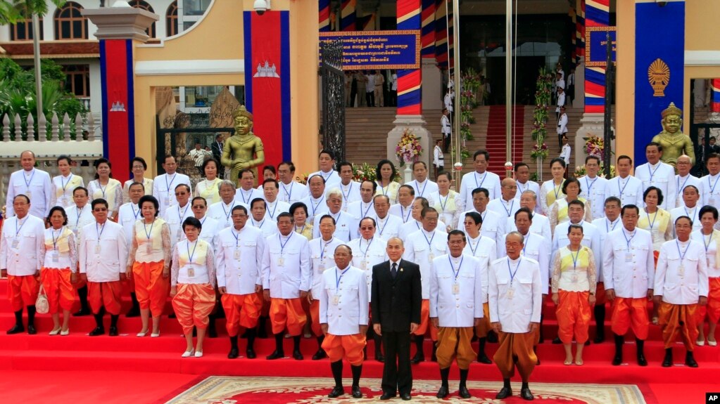 រូបឯកសារ៖ ព្រះបាទ​នរោត្តម សីហមុនី ថតរូបជាមួយនាយករដ្ឋមន្ត្រី ហ៊ុន សែន ប្រធាន​រដ្ឋសភាលោក ហេង សំរិន និង​សមាជិក​រដ្ឋសភា​ផ្សេងៗទៀត។