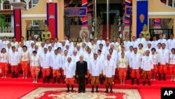 Cambodia's King Norodom Sihamoni, front row second left, stands together with Prime Minister Hun Sen, second from right, and National Assembly President Heng Samrin, left, Minister of Royal Palace Kong Samol, right, and the nation's lawmakers, file photo. 