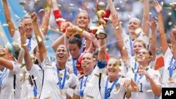 La selección femenina de Estados Unidos recibió únicamente $2 millones de dólares por ganar la final femenina, en comparación con los $35 millones que recibió Alemania durante el pasado mundial de Brasil.