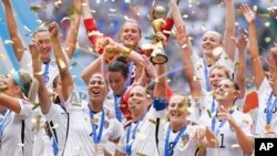 L'équipe féminine américaine, championne du monde de football en titre. (Photo AP)