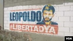 Graffiti calling for the release of Venezuelan opposition leader Leopoldo Lopez is seen on a building in Caracas, Venezuela, July 8, 2017. (A. Algarra/VOA Spanish)