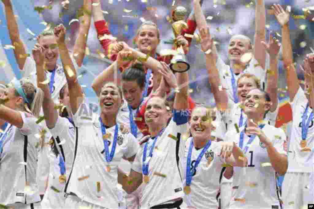 The United States Women&#39;s National Team celebrates with the trophy after they beat Japan 5-2 in the FIFA Women&#39;s World Cup soccer championship in Vancouver, British Columbia, July 5, 2015.