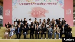 韩国文化体育观光部长官都钟焕率领韩国一个艺术团赴朝演出前在首尔金浦国际机场合影。（2018年3月31日）