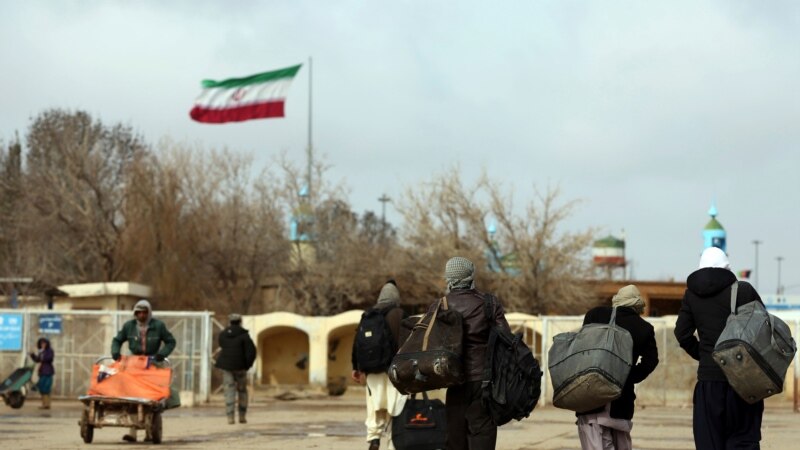 ئێران بەشێکی سنوورەکەی لەگەڵ ئەفغانستان بە دیوار دەگرێت