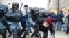 Policías rusos arrestan a un manifestantes durante un acto en apoyo al encarcelado líder Alexei Navalny en Moscú el 31 de enero.