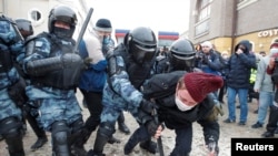 Policías rusos arrestan a un manifestantes durante un acto en apoyo al encarcelado líder Alexei Navalny en Moscú el 31 de enero.