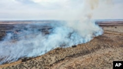 Bomberos combaten el incendio de Smokehouse Creek Fire al norte de Canadian, Texas, el miércoles 28 de febrero de 2024 