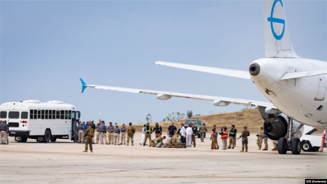 Las Operaciones Aéreas de ICE transportaron a 177 inmigrantes irregulares venezolanos desde la Bahía de Guantánamo a Honduras para que sean recogidos allí por el gobierno venezolano el 20 de febrero de 2025.