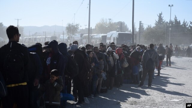 Migrantes y refugiados hacen fila en el pueblo de Idomeni, en el norte de Grecia, para ser registrados antes de pasar al sur de Macedonia. Nov. 9 de 2015. Foto de archivo.