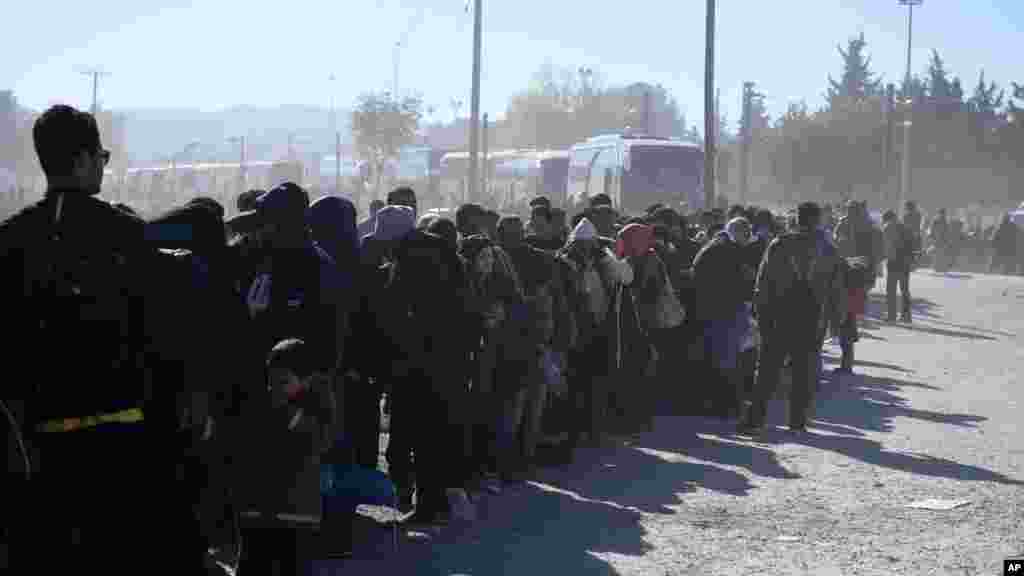 Des migrants et réfugiés en file attendent d&rsquo;être autorisés à passer du village grec d&rsquo;Idomeni au sud de la Macédoine, 9 novembre 2015.