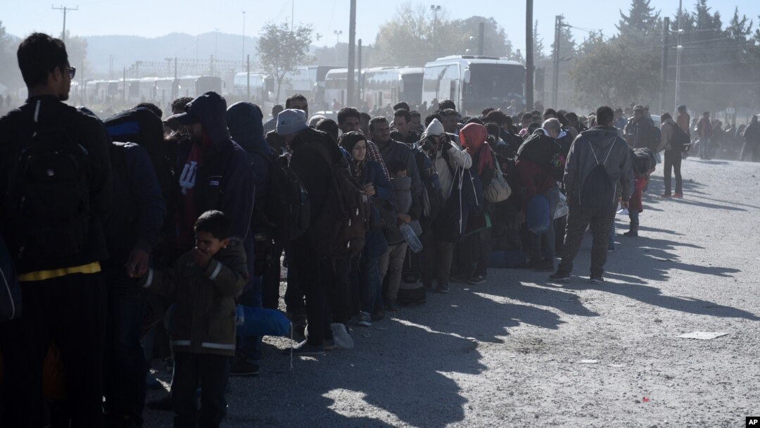 Người tị nạn chờ đợi để băng từ làng Idomeni ở Hy Lạp sang miền nam Macedonia, ngày 9/11/2015.