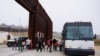 Petugas patroli perbatasan AS menggunakan bus untuk memindahkan para migran di wilayah San Diego, California, pada 6 Juni 2024. (Foto: Reuters/Mike Blake)