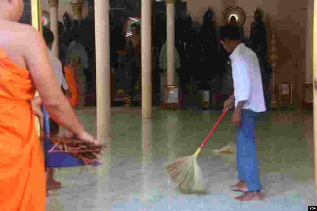 ព្រះសង្ឃនិងអ្នកស្នាក់អាស្រ័យនៅវត្តលង្កាព្រះកុសុមារាម (ហៅវត្តលង្កា) កំពុងរៀបចំនិងបោសសម្អាតបរិវេណវត្ត សាលាឆាន់ និងព្រះវិហារ ដើម្បីទទួលប្រជាពលរដ្ឋដែលកាន់ព្រះពុទ្ធសាសនាក្នុងឱកាសពិធីបុណ្យភ្ជុំបិណ្ឌ ចាប់ពីថ្ងៃស្អែក ទី២៨ ខែកញ្ញាតទៅ។ (ស៊ូ ពិសែន/VOA)