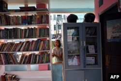 Rak-rak buku di Taman Bacaan Masyarakat Kolong di Ciputat, 10 Februari 2019. (Foto: AFP)