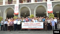 Para rektor sejumlah perguruan tinggi dan akademisi di Yogyakarta menyampaikan deklarasi imbauan agar Pilpres 9 Juli 2014 berlangsung jujur dan adil dan berlangsung damai di Balairung Kampus UGM, Bulaksumur, Yogyakarta, 7 Juli 2014 (Foto: VOA/Munarsih).