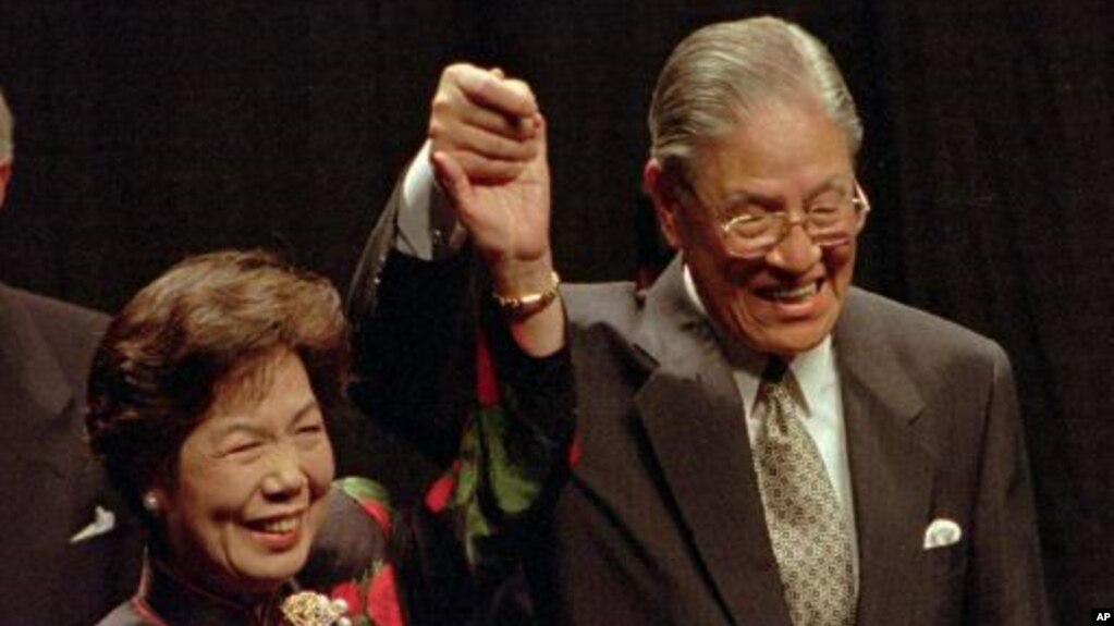 资料照片：台湾总统李登辉和他的夫人在美国康奈尔大学发表欧林演讲后回应掌声。(1995年6月9日)