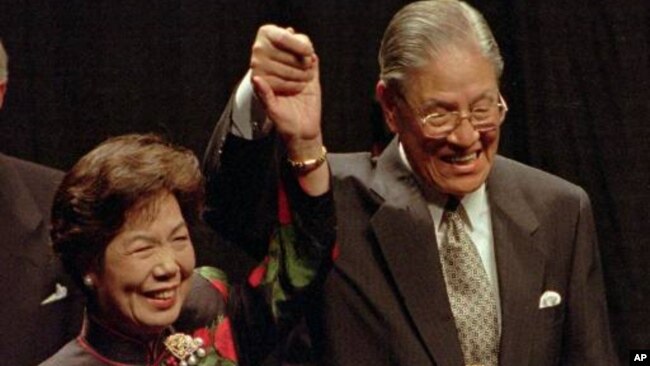 1995年6月9日台湾总统李登辉和他的妻子在康奈尔大学发表欧林演讲后回应掌声。