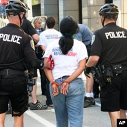 Une militante de la réforme de l'immigration arrêtée part la police lors d'une manifestation à Seattle, dans l'Etat de Washington